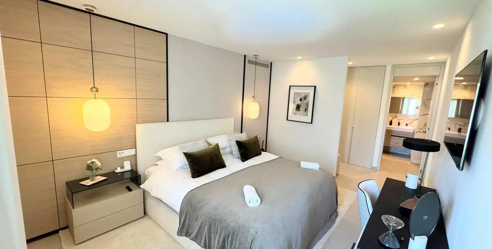 Venta de apartamento en planta media en Puerto Banús 31