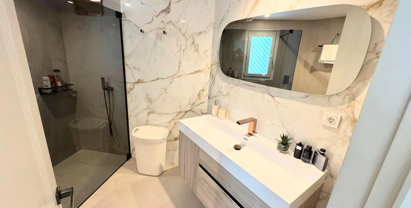 Venta de apartamento en planta media en Puerto Banús 33