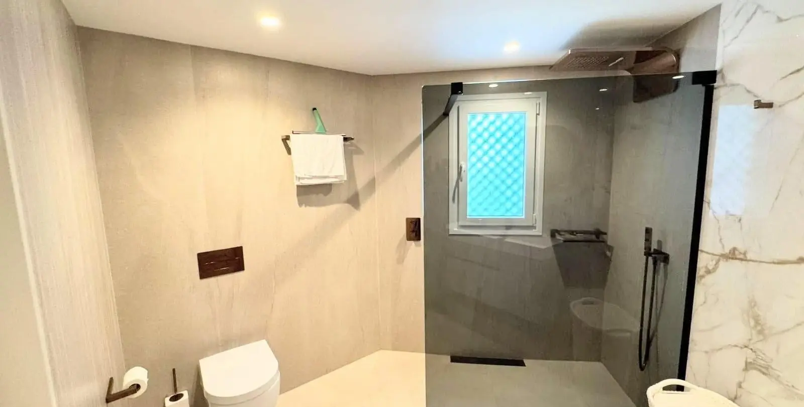 Venta de apartamento en planta media en Puerto Banús 34
