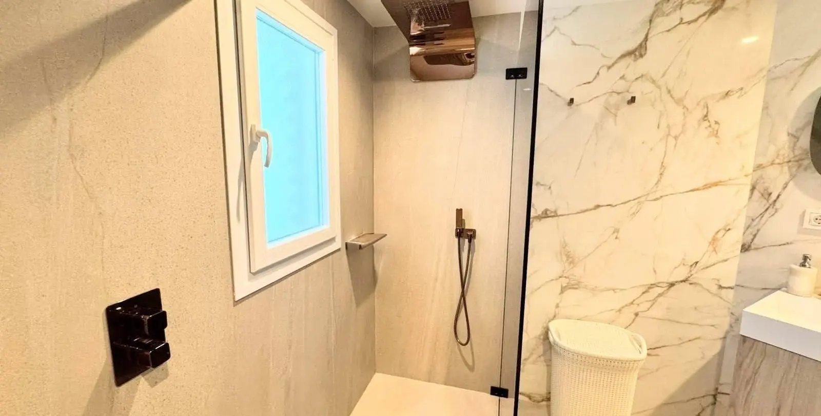 Venta de apartamento en planta media en Puerto Banús 35