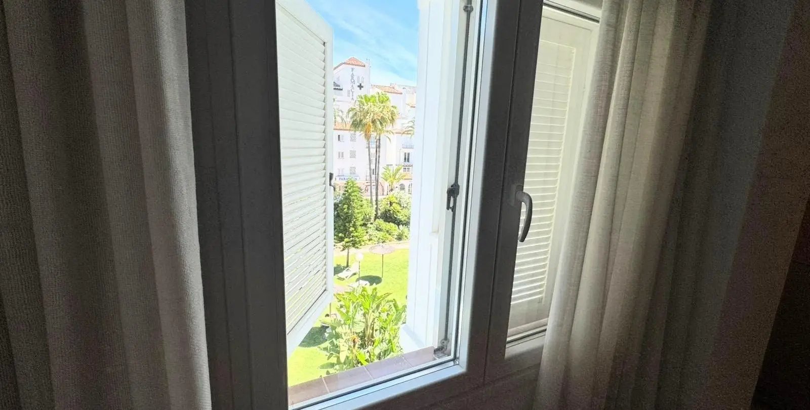 Venta de apartamento en planta media en Puerto Banús 36