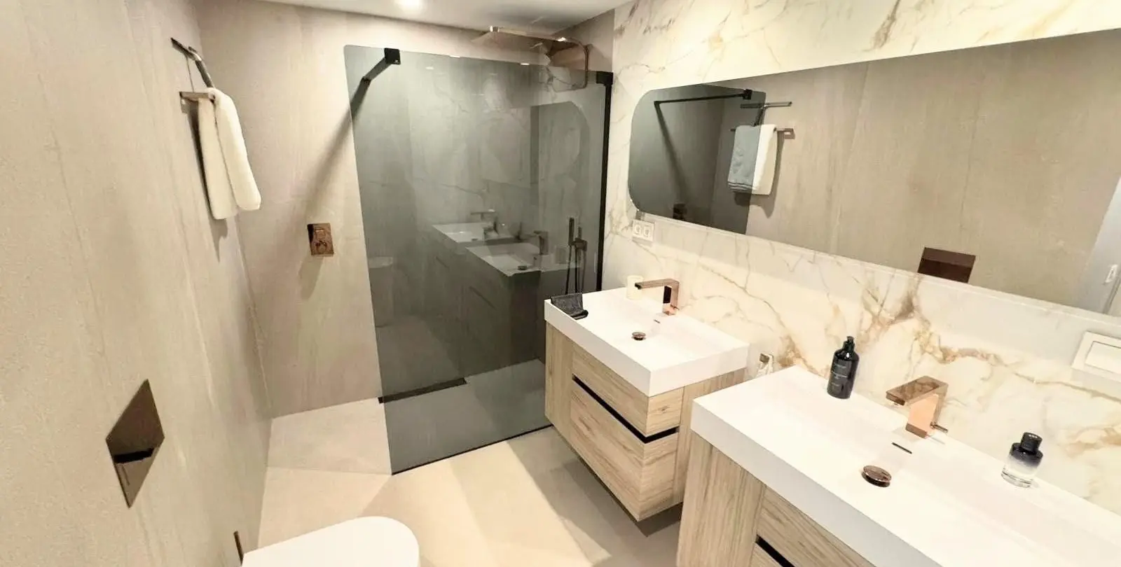 Venta de apartamento en planta media en Puerto Banús 43