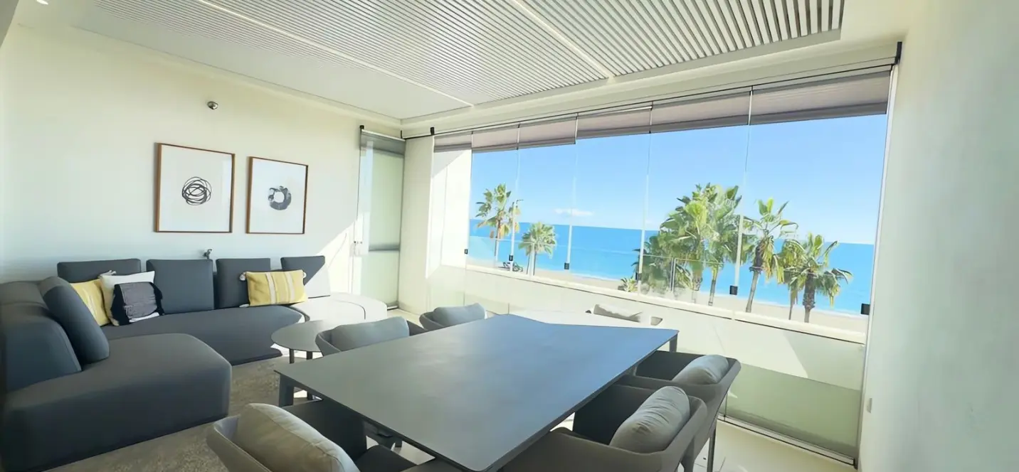 Venta de apartamento en planta media en Estepona 1