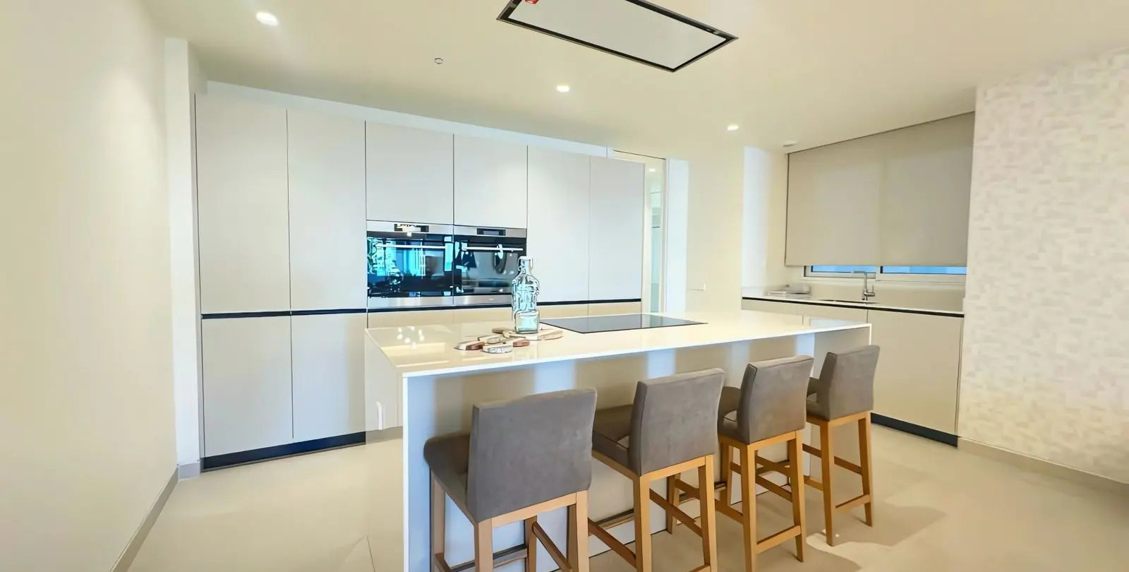Venta de apartamento en planta media en Estepona 4