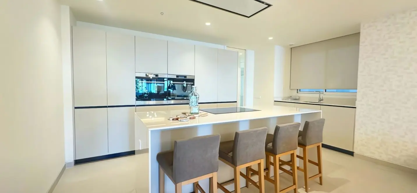 Venta de apartamento en planta media en Estepona 3