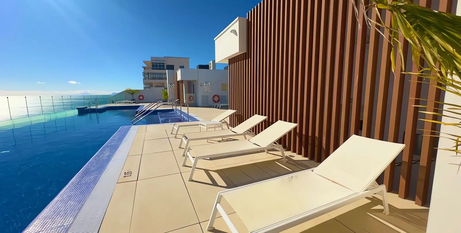 Venta de apartamento en planta media en Estepona 14
