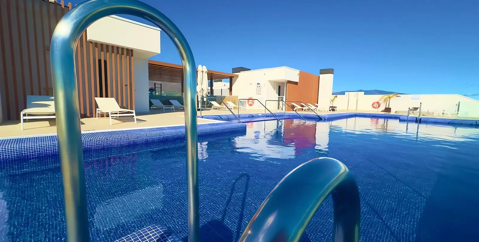 Venta de apartamento en planta media en Estepona 15