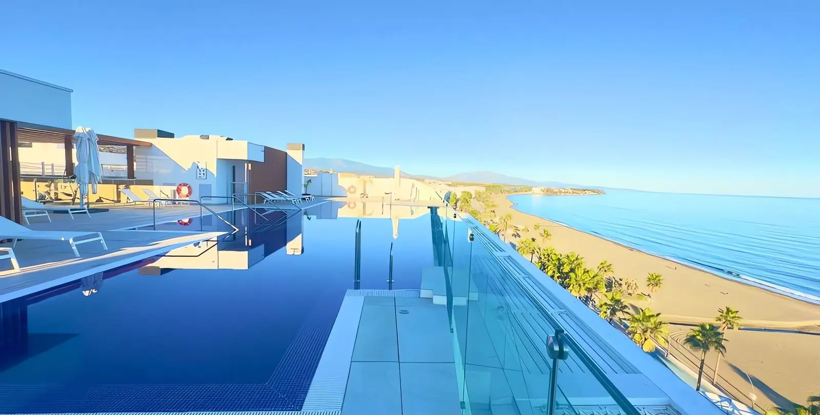 Venta de apartamento en planta media en Estepona 16