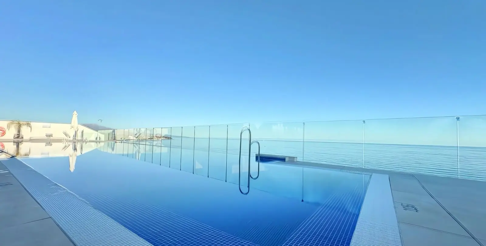 Venta de apartamento en planta media en Estepona 17