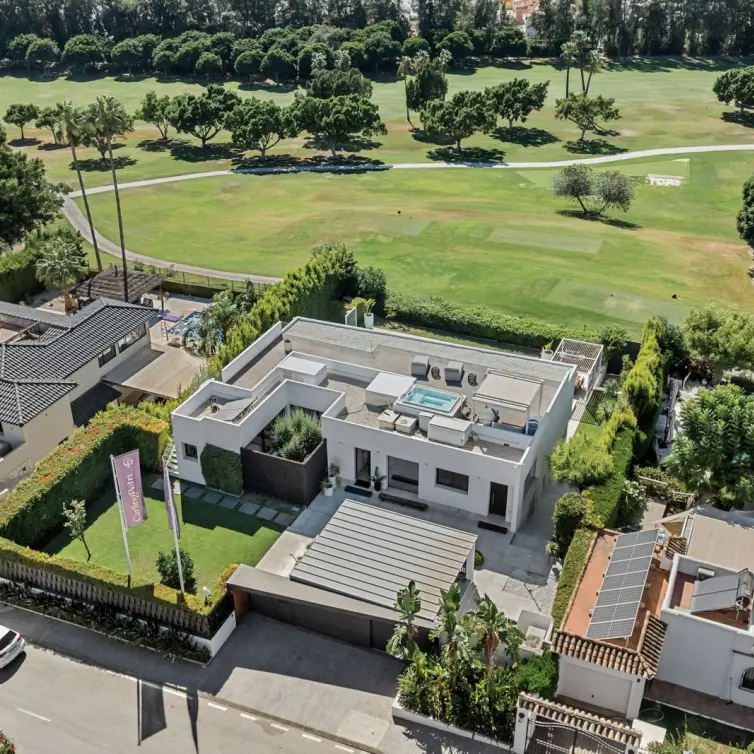 Venta de villa independiente en Nueva Andalucía