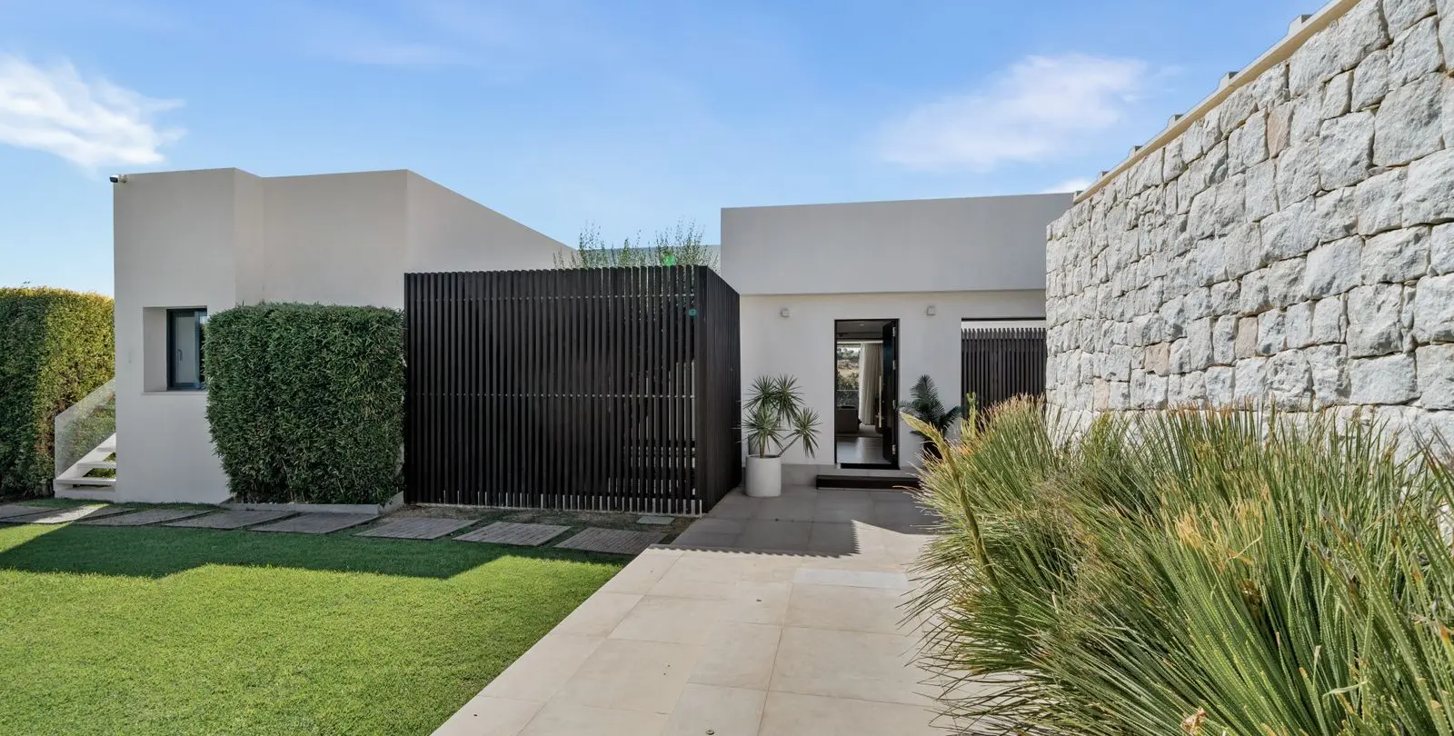 Venta de villa independiente en Nueva Andalucía 3