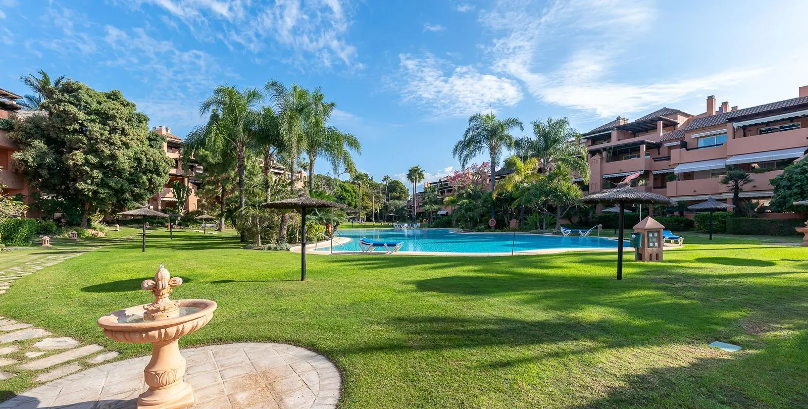 Venta de apartamento en planta media en Guadalmina Baja 1