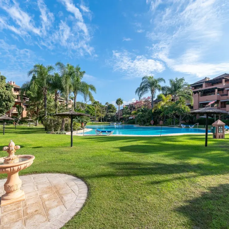 Venta de apartamento en planta media en Guadalmina Baja