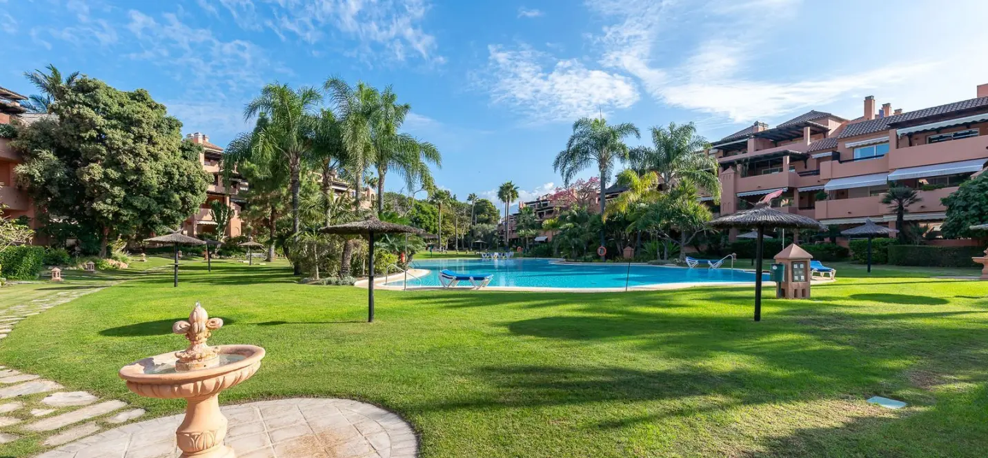 Venta de apartamento en planta media en Guadalmina Baja 0