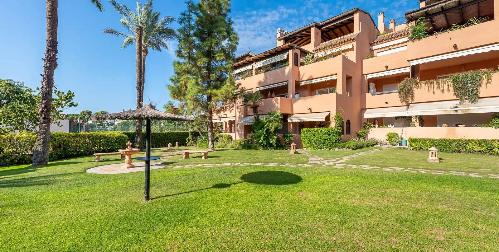 Venta de apartamento en planta media en Guadalmina Baja 2