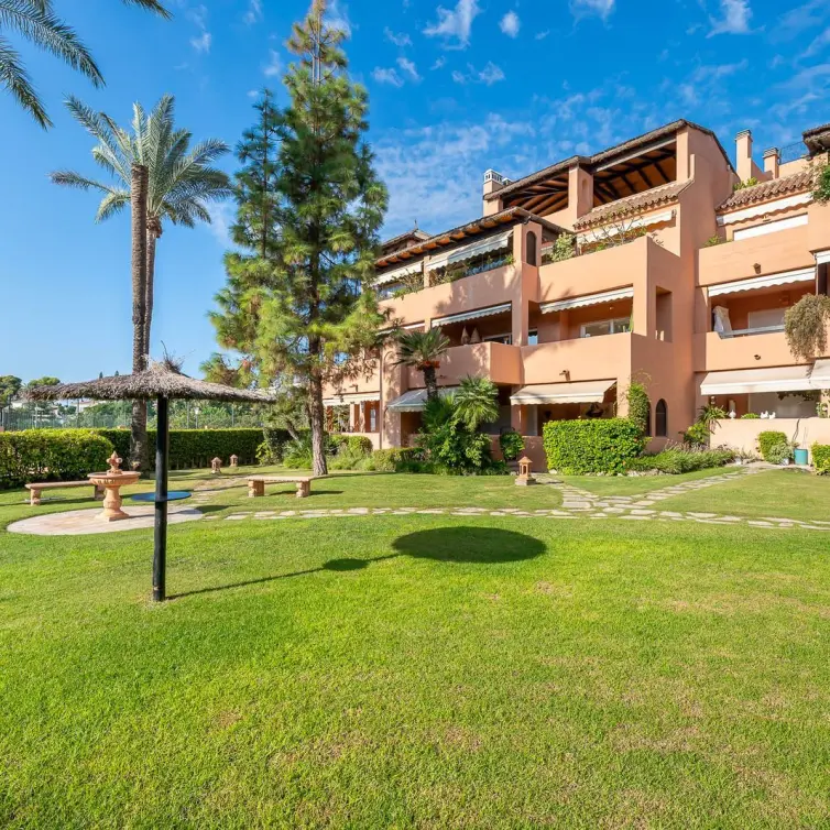 Venta de apartamento en planta media en Guadalmina Baja