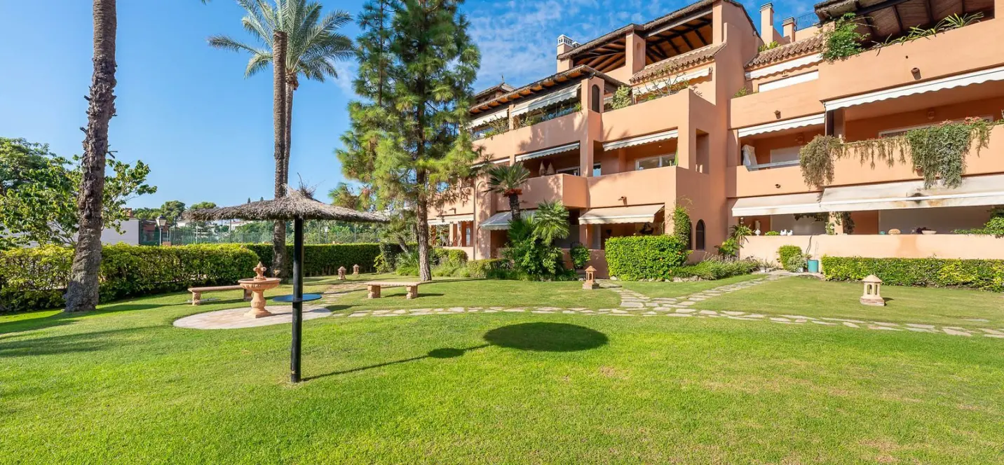 Venta de apartamento en planta media en Guadalmina Baja 1