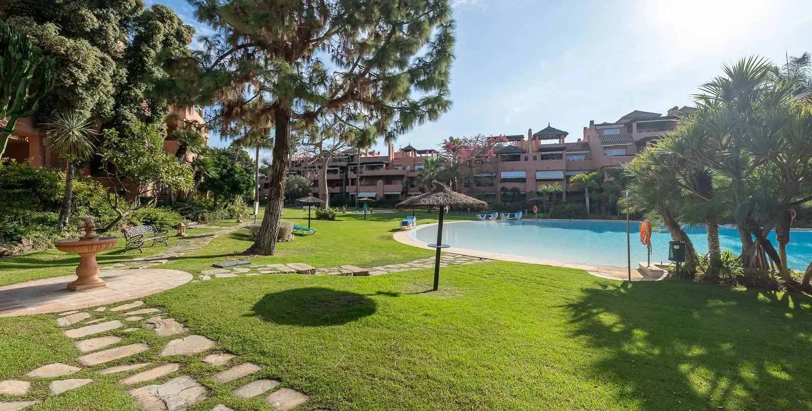 Venta de apartamento en planta media en Guadalmina Baja 3