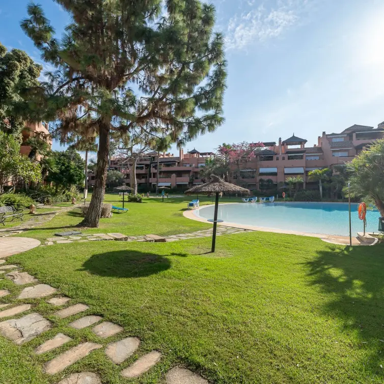 Venta de apartamento en planta media en Guadalmina Baja