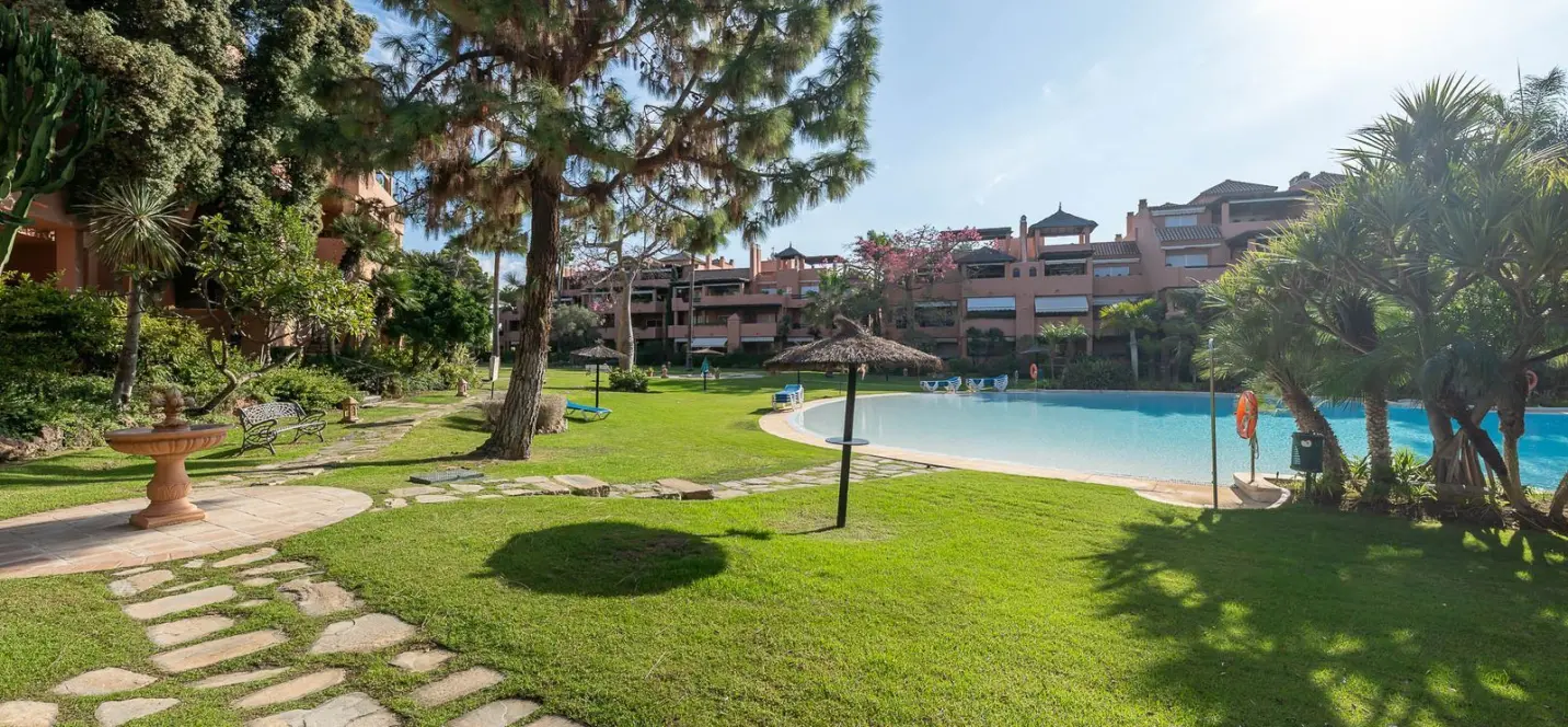 Venta de apartamento en planta media en Guadalmina Baja 2
