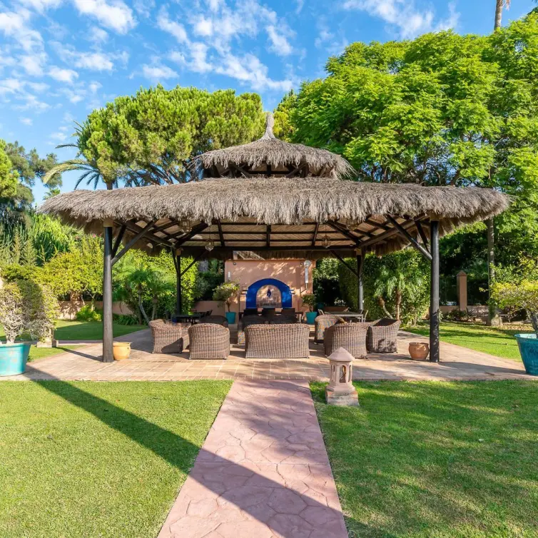Venta de apartamento en planta media en Guadalmina Baja