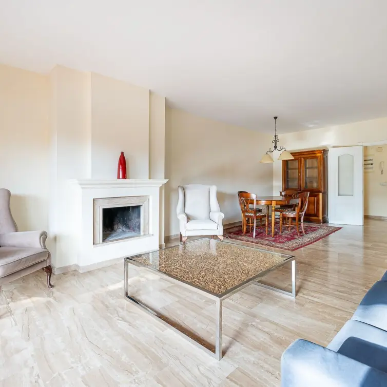 Venta de apartamento en planta media en Guadalmina Baja