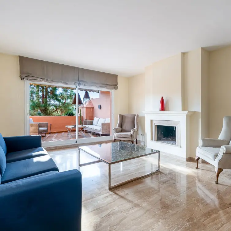 Venta de apartamento en planta media en Guadalmina Baja