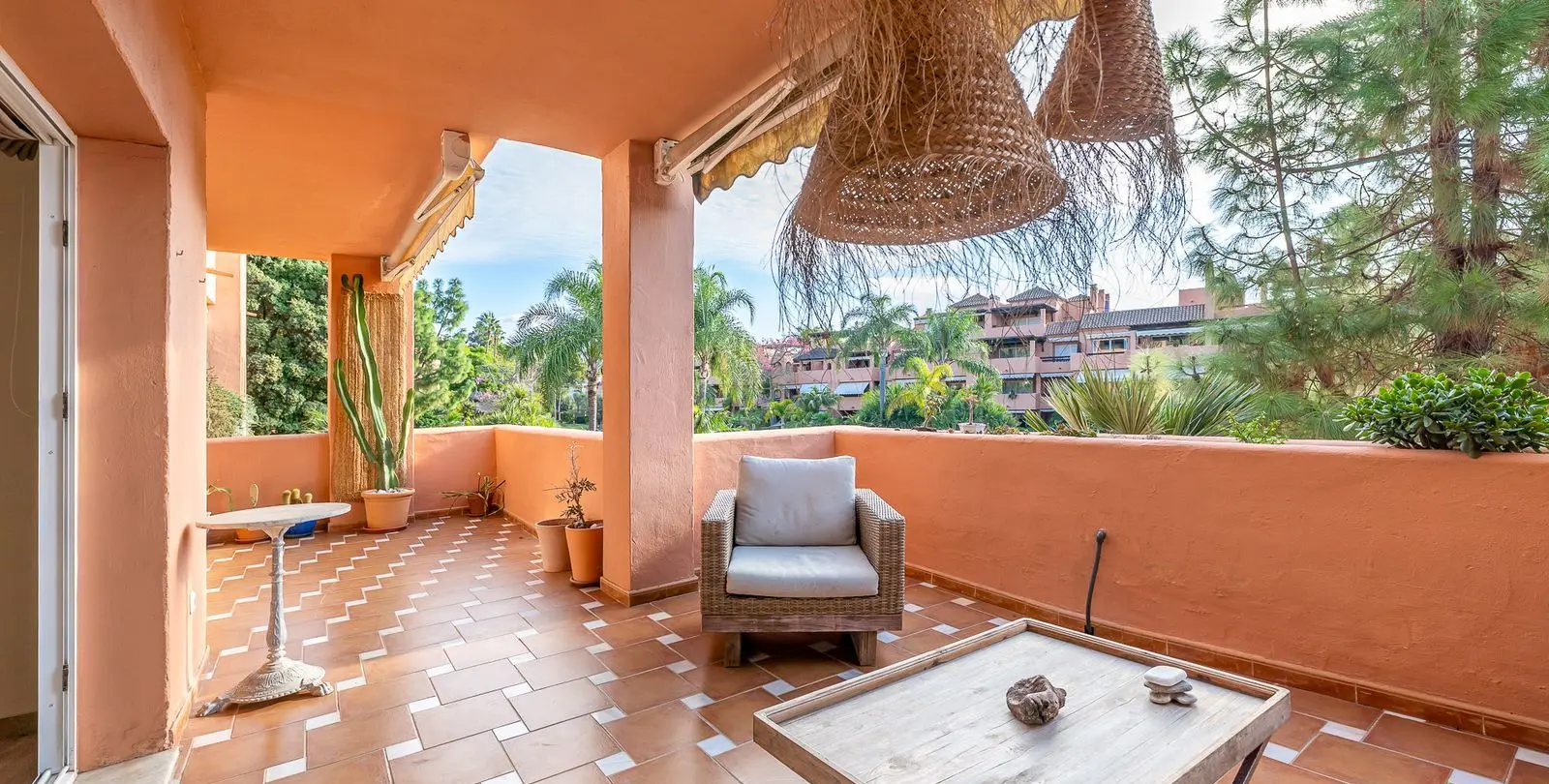 Venta de apartamento en planta media en Guadalmina Baja 8