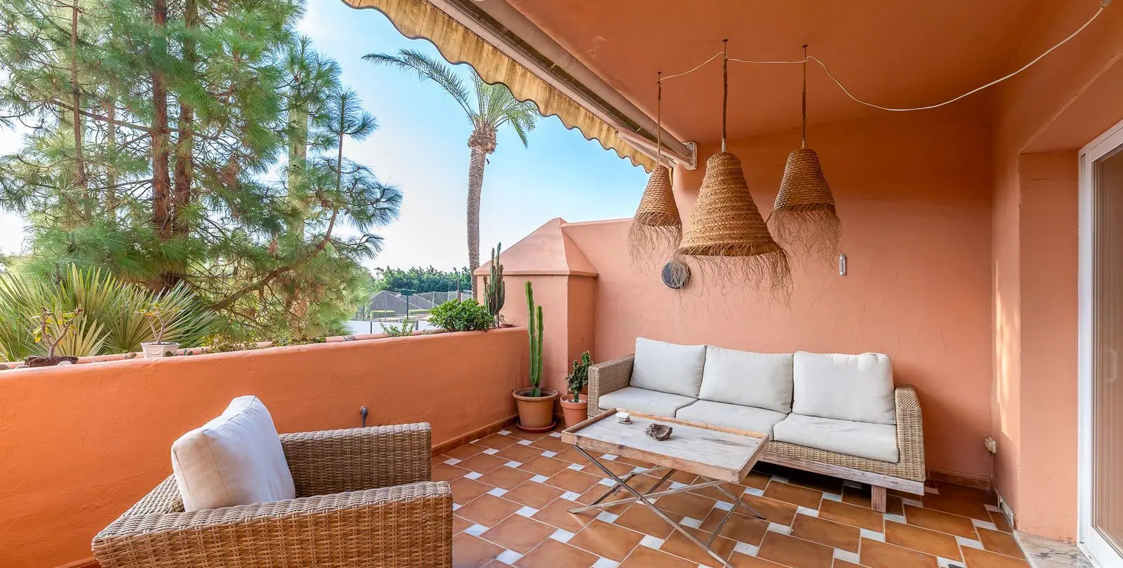 Venta de apartamento en planta media en Guadalmina Baja 10