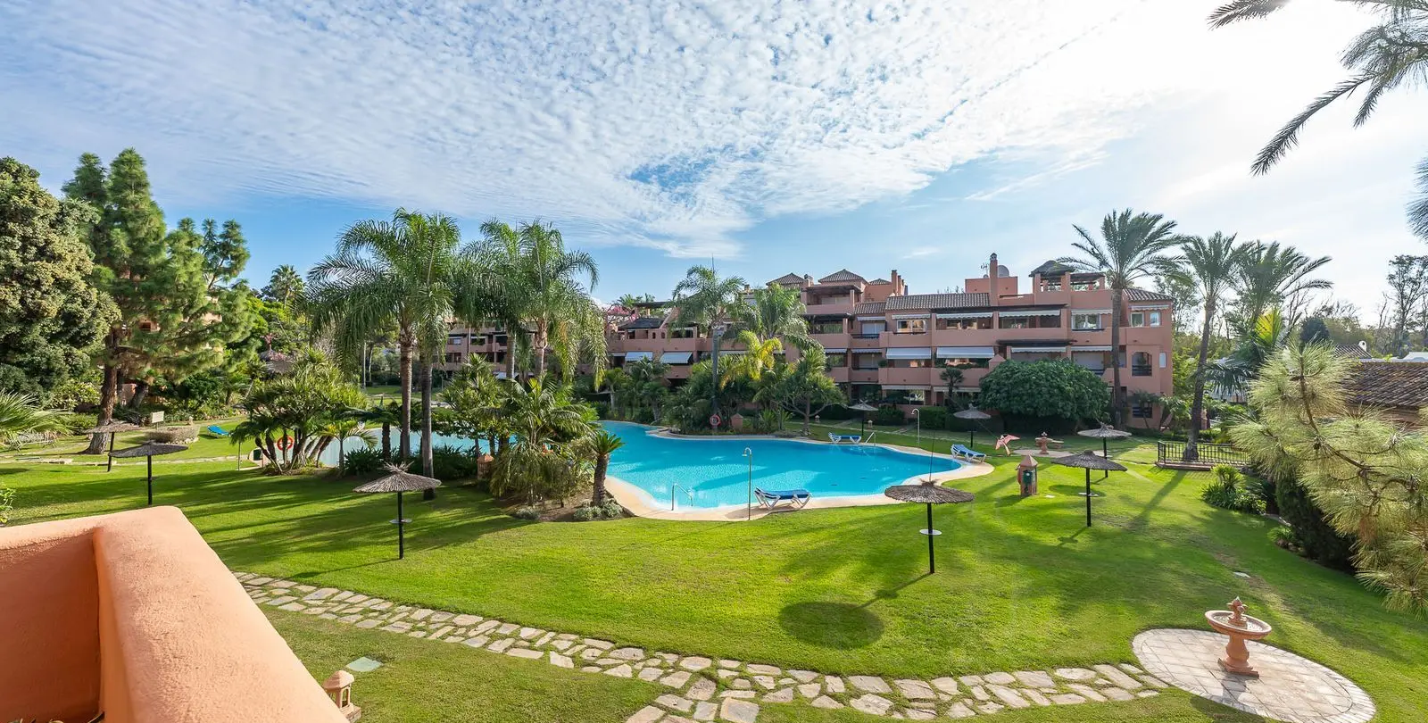 Venta de apartamento en planta media en Guadalmina Baja 11