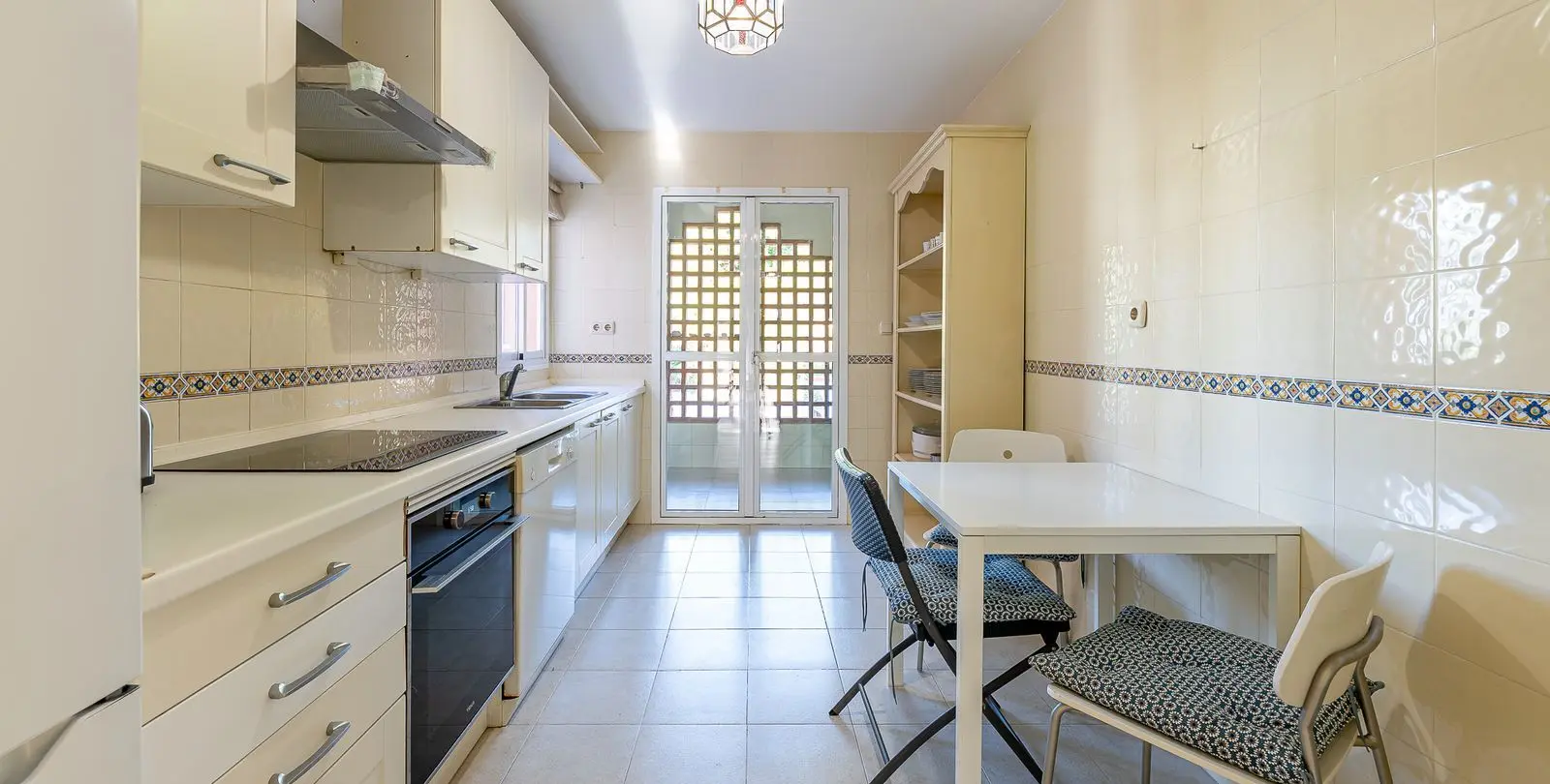 Venta de apartamento en planta media en Guadalmina Baja 12