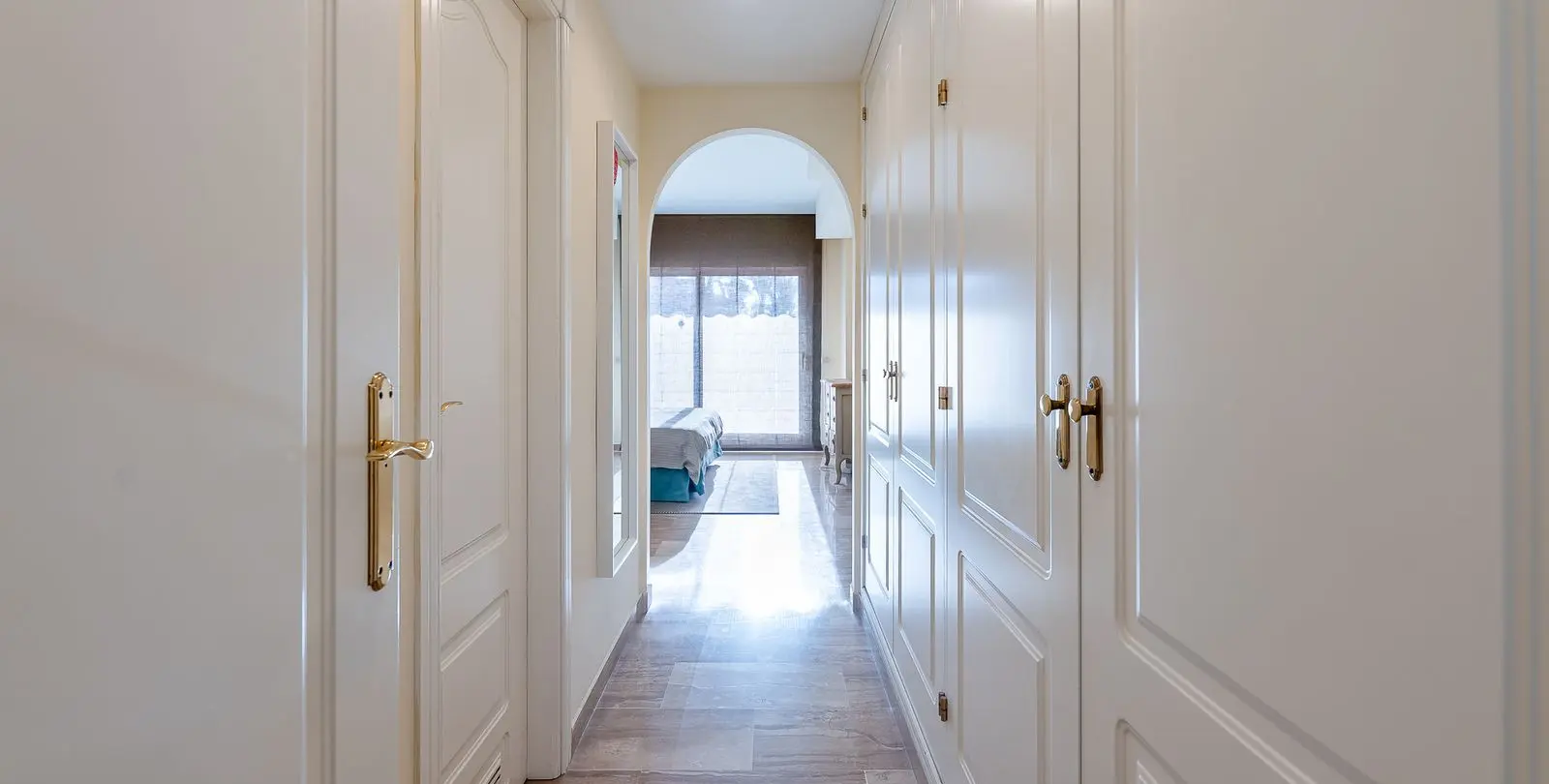 Venta de apartamento en planta media en Guadalmina Baja 15