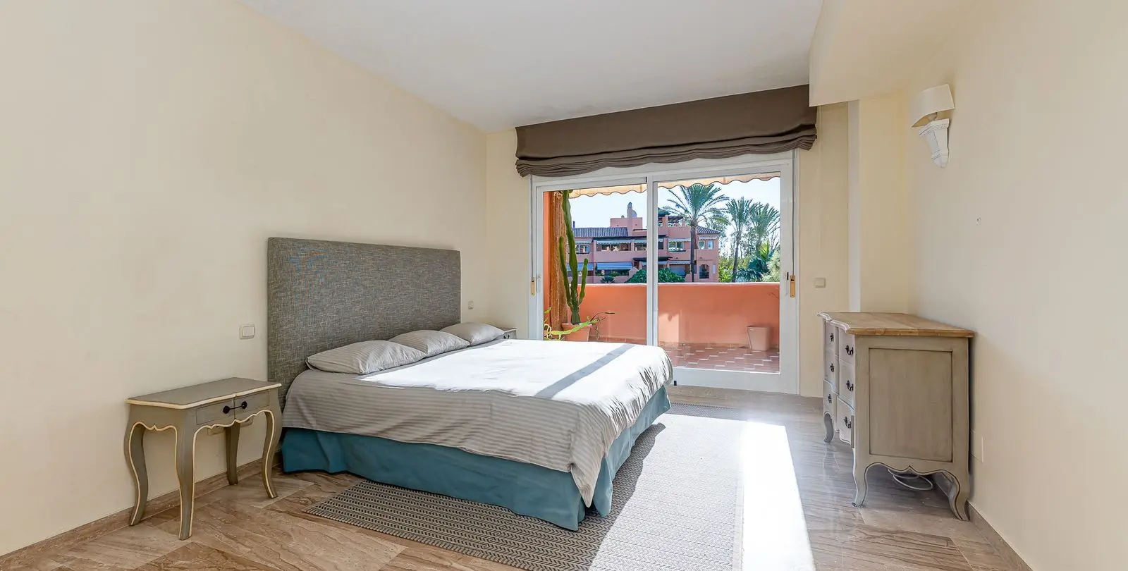 Venta de apartamento en planta media en Guadalmina Baja 16