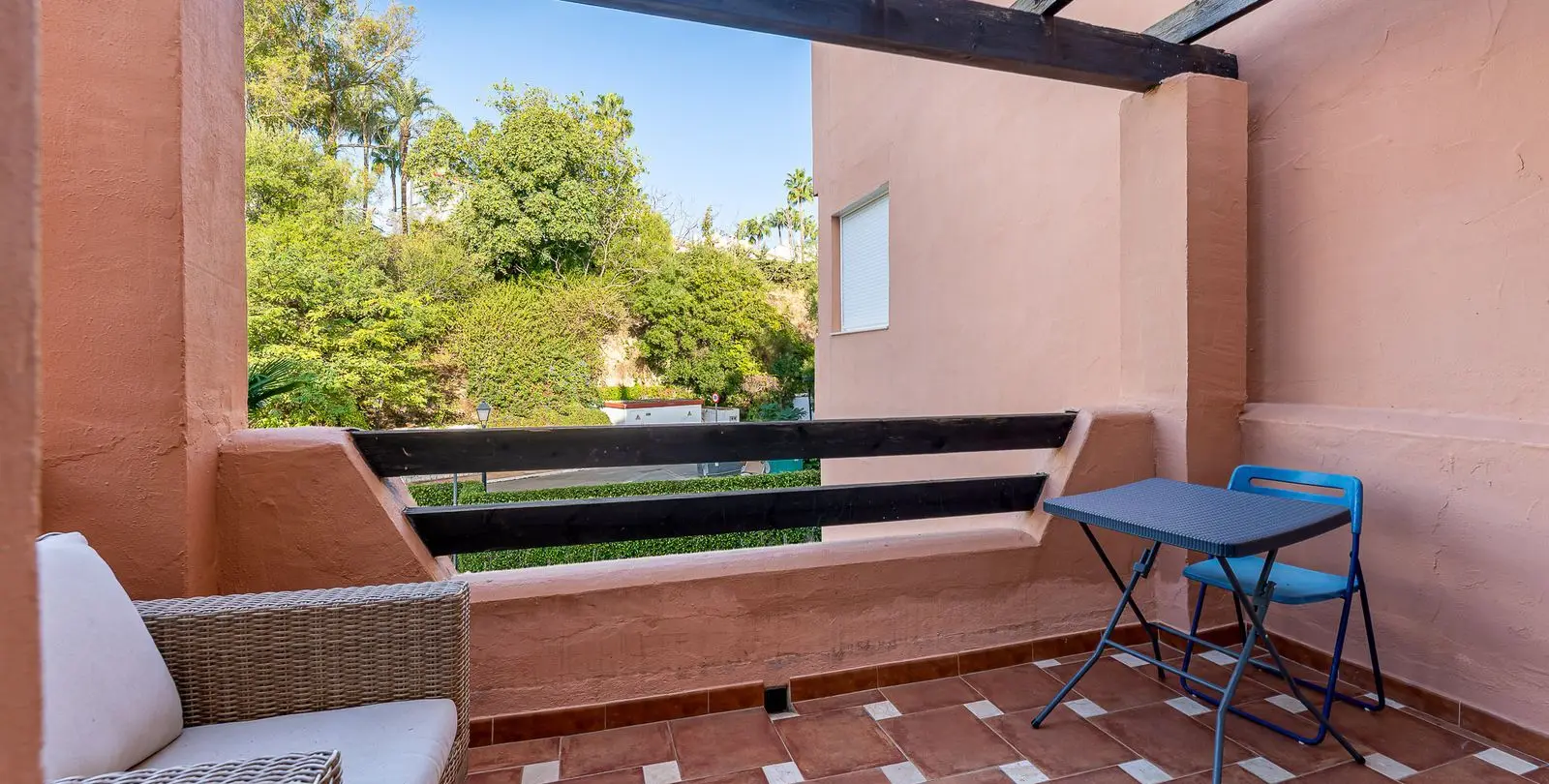 Venta de apartamento en planta media en Guadalmina Baja 18