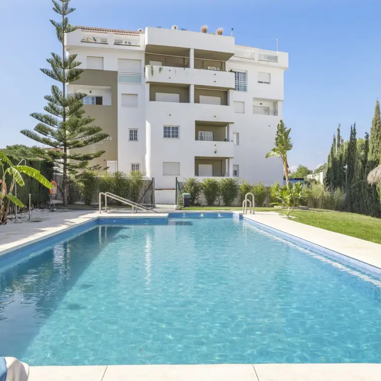 Sale of middle floor apartment in Nueva Andalucía