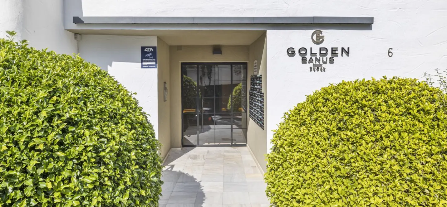 Sale of middle floor apartment in Nueva Andalucía 2