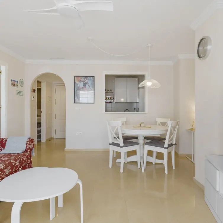 Sale of middle floor apartment in Nueva Andalucía
