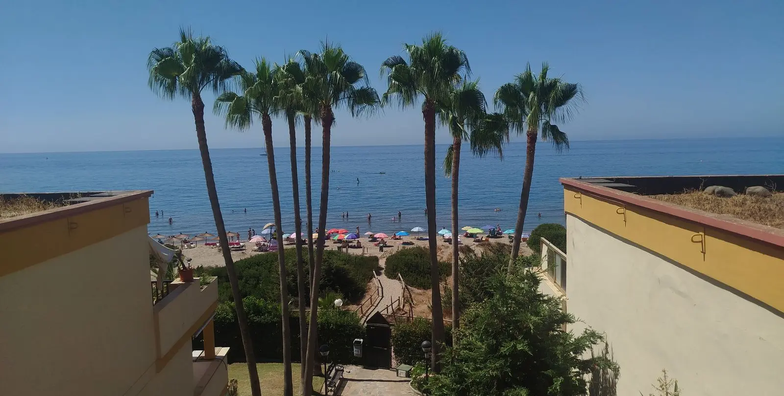 Sale of middle floor apartment in Elviria 1