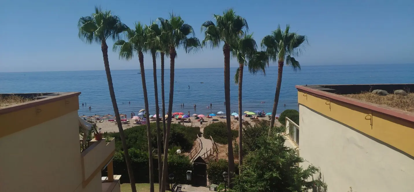 Sale of middle floor apartment in Elviria 0