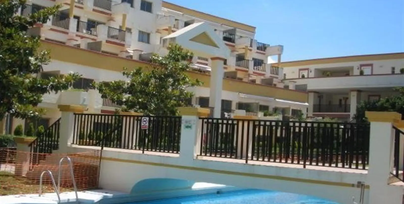 Sale of middle floor apartment in Elviria 2