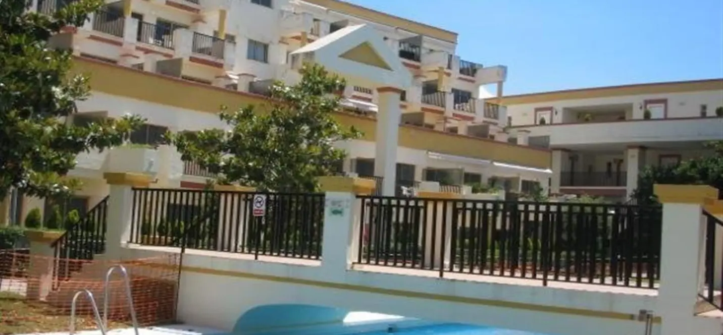 Sale of middle floor apartment in Elviria 1