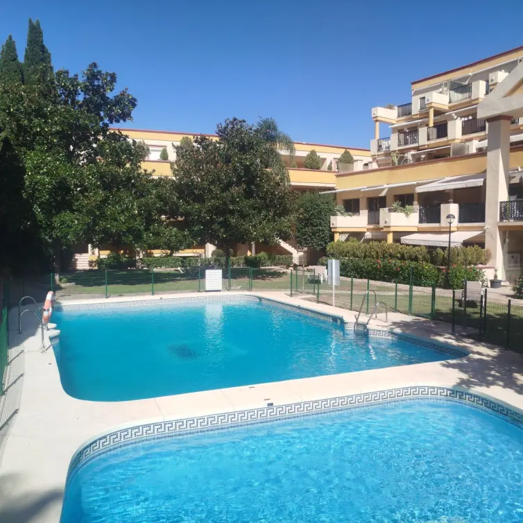 Продажа апартаментов на среднем этаже в Elviria