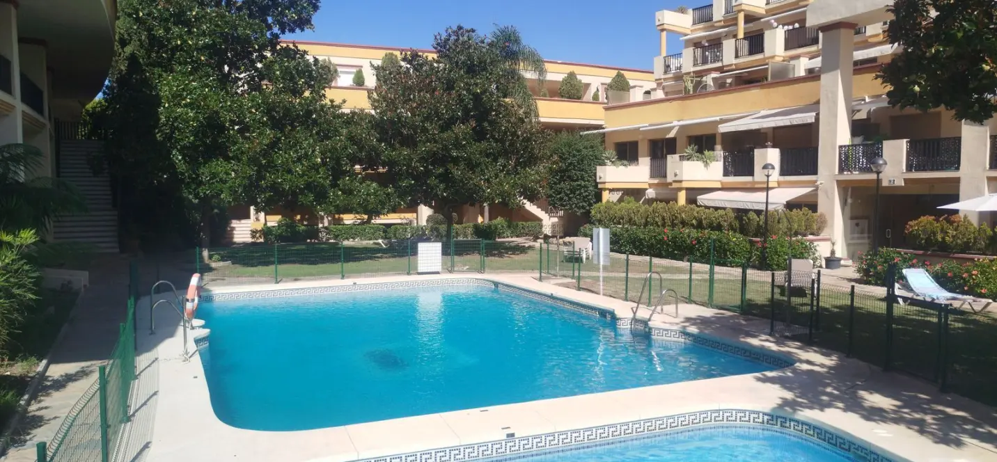 Sale of middle floor apartment in Elviria 2