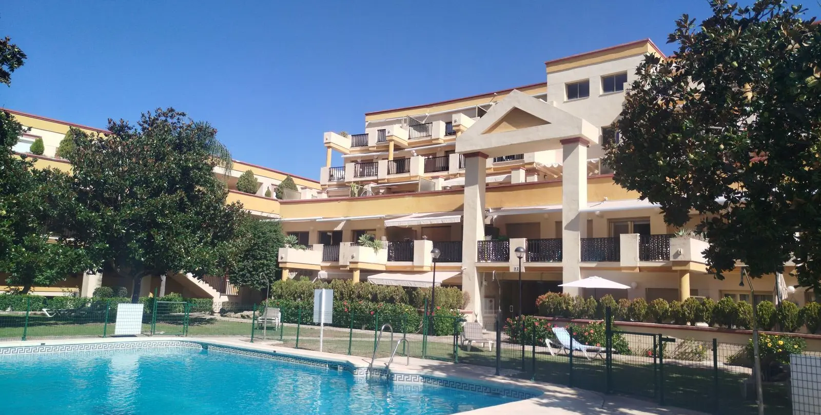 Sale of middle floor apartment in Elviria 4