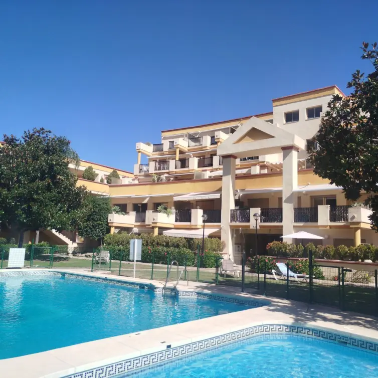 Продажа апартаментов на среднем этаже в Elviria