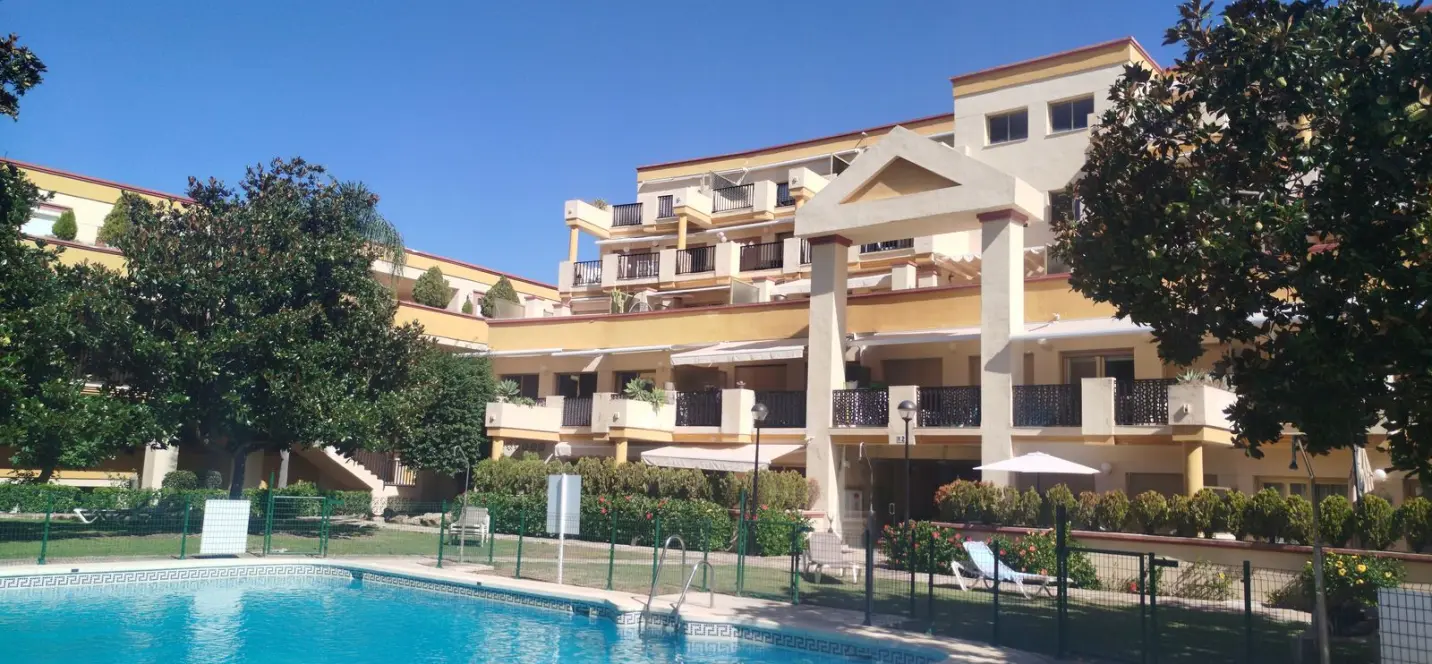 Sale of middle floor apartment in Elviria 3
