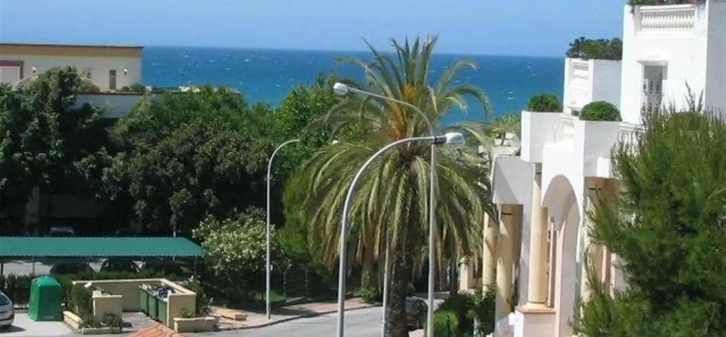 Sale of middle floor apartment in Elviria 4