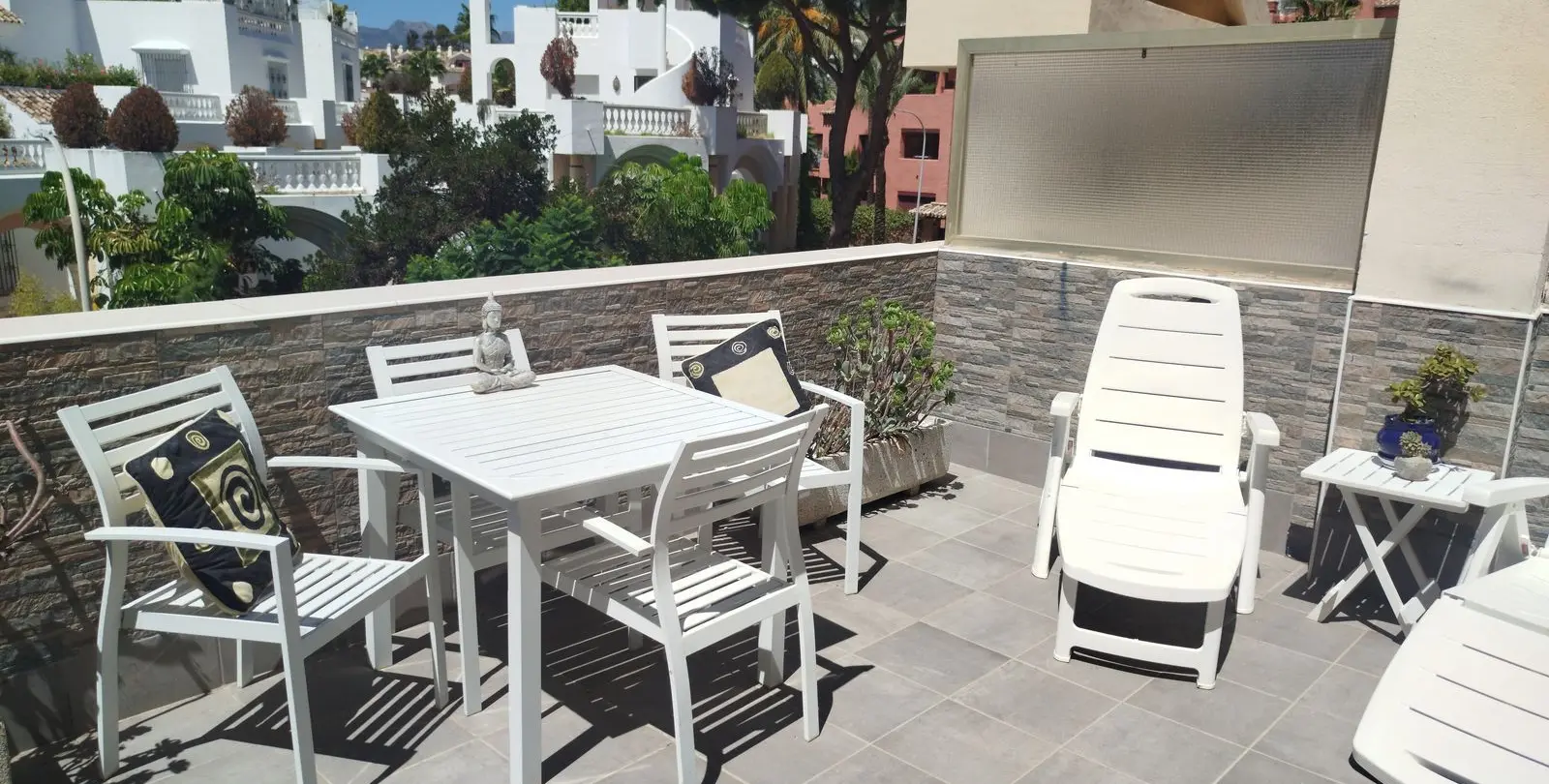Sale of middle floor apartment in Elviria 8