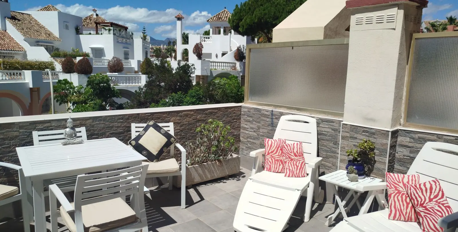 Sale of middle floor apartment in Elviria 9