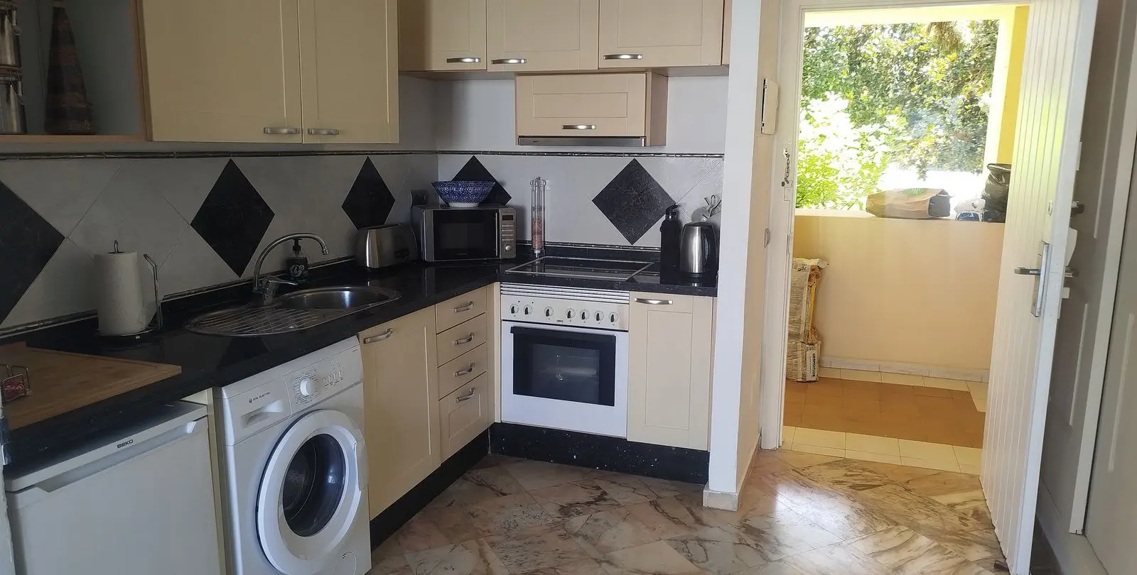 Sale of middle floor apartment in Elviria 11